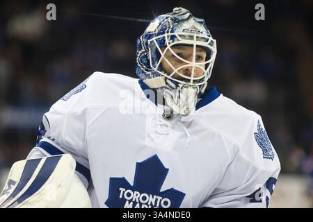 12 octobre 2014 : le gardien des Maple Leafs de Toronto Jonathan Bernier (45 ans) regarde avant le match entre les Rangers de New York et les Maple Leafs de Toronto au Madison Square Garden à Manhattan, New York . Les Maple Leafs de Toronto battent les Rangers de New York 6-3. Crédit obligatoire : Kostas Lymperopoulos/CSM (crédit image : © Kostas Lymperopoulos/Cal Sport Media/ZUMAPRESS.com) Banque D'Images