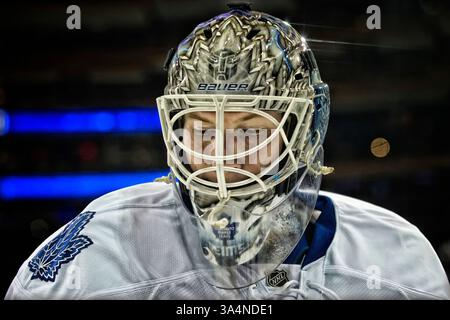 12 octobre 2014 : le gardien des Maple Leafs de Toronto James Reimer (34) regarde avant le match entre les Rangers de New York et les Maple Leafs de Toronto au Madison Square Garden à Manhattan, New York . Les Maple Leafs de Toronto battent les Rangers de New York 6-3. Crédit obligatoire : Kostas Lymperopoulos/CSM (crédit image : © Kostas Lymperopoulos/Cal Sport Media/ZUMAPRESS.com) Banque D'Images