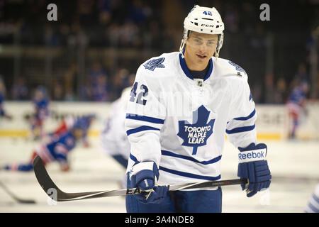12 octobre 2014 : le centre des Maple Leafs de Toronto, Tyler Bozak (42), regarde avant le match entre les Rangers de New York et les Maple Leafs de Toronto au Madison Square Garden à Manhattan, New York . Les Maple Leafs de Toronto battent les Rangers de New York 6-3. Crédit obligatoire : Kostas Lymperopoulos/CSM (crédit image : © Kostas Lymperopoulos/Cal Sport Media/ZUMAPRESS.com) Banque D'Images