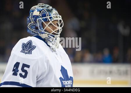 12 octobre 2014 : Jonathan Bernier (45 ans), gardien des Maple Leafs de Toronto, regarde pendant le match entre les Rangers de New York et les Maple Leafs de Toronto au Madison Square Garden à Manhattan, New York . Les Maple Leafs de Toronto battent les Rangers de New York 6-3. Crédit obligatoire : Kostas Lymperopoulos/CSM (crédit image : © Kostas Lymperopoulos/Cal Sport Media/ZUMAPRESS.com) Banque D'Images