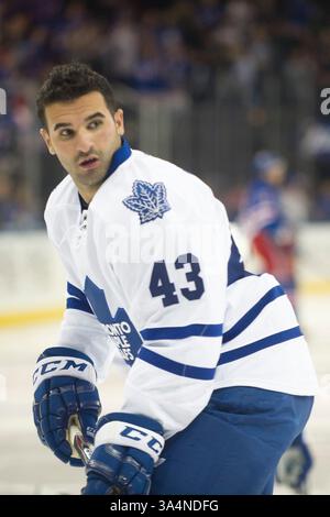 12 octobre 2014 : Nazem Kadri (43), centre des Maple Leafs de Toronto, regarde avant le match entre les Rangers de New York et les Maple Leafs de Toronto au Madison Square Garden à Manhattan, New York . Les Maple Leafs de Toronto battent les Rangers de New York 6-3. Crédit obligatoire : Kostas Lymperopoulos/CSM (crédit image : © Kostas Lymperopoulos/Cal Sport Media/ZUMAPRESS.com) Banque D'Images