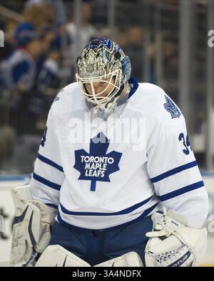 12 octobre 2014 : James Reimer (34 ans), gardien des Maple Leafs de Toronto, regarde vers le bas pendant le match entre les Rangers de New York et les Maple Leafs de Toronto au Madison Square Garden à Manhattan, New York . Les Maple Leafs de Toronto battent les Rangers de New York 6-3. Crédit obligatoire : Kostas Lymperopoulos/CSM (crédit image : © Kostas Lymperopoulos/Cal Sport Media/ZUMAPRESS.com) Banque D'Images