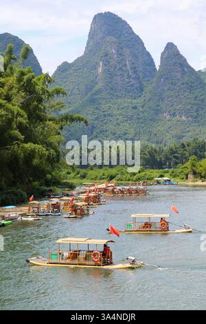 Rafts en bambou reposant sur le rivage avec Mountain Peak en arrière-plan (Guilin, Chine) - 8 septembre 2024 Banque D'Images