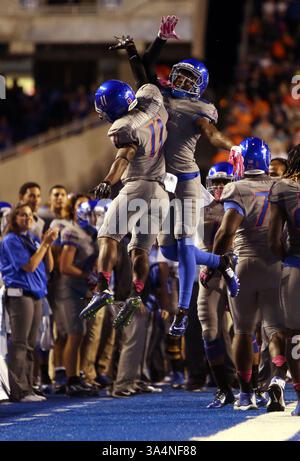 24 octobre 2014 - Boise, ID, États-Unis - le receveur Shane Williams-Rhodes (11 ans) célèbre son touchdown de première mi-temps avec son coéquipier Chaz Anderson (6 ans) contre Brigham Young University au Albertsons Stadium à Boise, Idaho, vendredi 24 octobre 2014. (Crédit image : © Kyle Green/TNS/ZUMA Wire) Banque D'Images