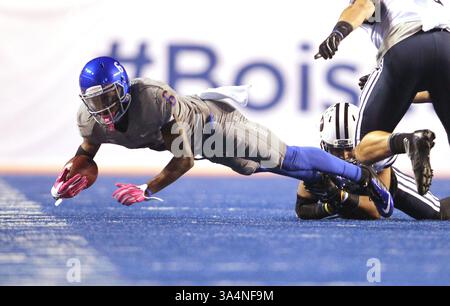24 octobre 2014 - Boise, ID, États-Unis - le récepteur de Boise State Wide Chaz Anderson s'étire pour plus de yards lors d'une réception contre Brigham Young University au stade Albertsons à Boise, Idaho, le vendredi 24 octobre 2014. (Crédit image : © Kyle Green/TNS/ZUMA Wire) Banque D'Images