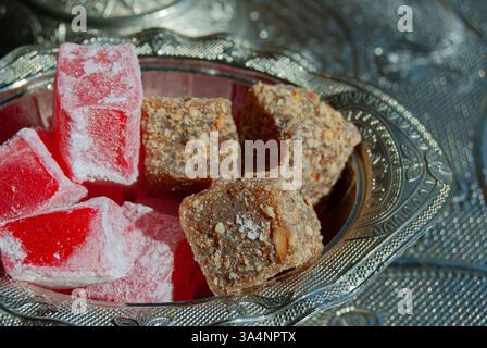 Morceaux de délice turcs doux et moelleux enrobés de sucre fin en poudre, mettant en valeur leur texture riche. Banque D'Images