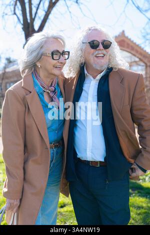 Heureux couple de personnes âgées caucasiennes explorant la ville ensemble par une journée ensoleillée en plein air. Banque D'Images