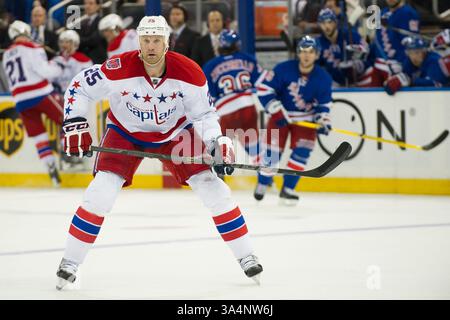 23 décembre 2014 : Jason Chimera (25 ans), l'aile gauche des Capitals de Washington, est en action pendant le match entre les Rangers de New York et les Capitals de Washington au Madison Square Garden à Manhattan, New York. Les Rangers de New York battent les Capitals de Washington 4-2. Crédit obligatoire : Kostas Lymperopoulos/CSM (crédit image : © Kostas Lymperopoulos/Cal Sport Media/ZUMAPRESS.com) Banque D'Images