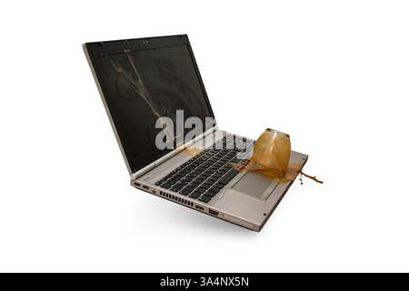 Tasse à café renverser et éclabousser sur le clavier d'ordinateur portable isolé sur blanc Banque D'Images