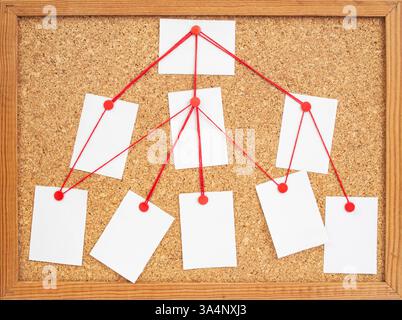 Des notes de papier blanc vides épinglées et disposées sur un panneau de liège , pyramidal abstrait Banque D'Images
