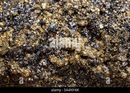 Fleur minérale de pyrite couleur noire et dorée Soft Focus gros plan, structure abstraite Banque D'Images