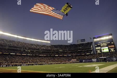 Dec. 27, 2014 - San Diego, Californie, U. S - Un parachutiste arrive avant le match de football Nebraska vs USC le samedi 27 décembre 2014 au National University Holiday Bowl à San Diego, CA. (Crédit image : © Ricky Bassman/ZUMA Wire) Banque D'Images