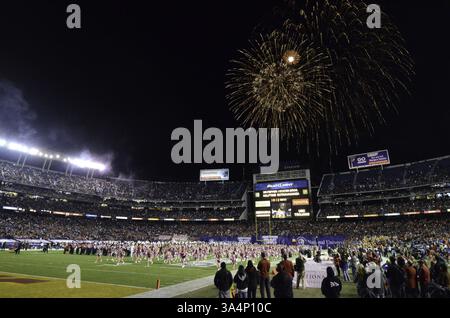 Dec. 27, 2014 - San Diego, Californie, U. S - des feux d'artifice sont montrés à la mi-temps pendant le match de football Nebraska vs USC le samedi 27 décembre 2014 au National University Holiday Bowl à San Diego, CA. (Crédit image : © Ricky Bassman/ZUMA Wire) Banque D'Images