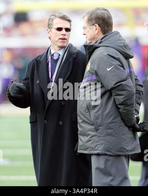 28 décembre 2014 : le directeur général des Vikings du Minnesota, Rick Spielman, à gauche, discute avec un membre du personnel des Vikings avant le match de la NFL entre les Bears de Chicago et les Vikings du Minnesota au stade TCF Bank de Minneapolis, Minnesota. (Crédit image : © Andy Blenkush/Cal Sport Media/ZUMAPRESS.com) Banque D'Images