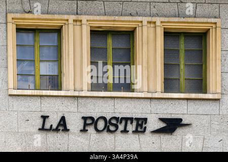 Panneau 'la poste' sur la façade de la poste, sous trois fenêtres d'affilée, Chamonix, haute Savoie, Auvergne Rhône Alpes, France Banque D'Images