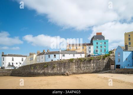 La plage du port et les bâtiments colorés de Tenby dans le sud du pays de Galles, Royaume-Uni. Banque D'Images