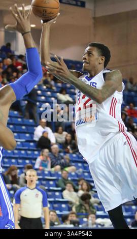 Dec. 28, 2014 - Newark, DE, États-Unis d'Amérique - le garde des 87ers du Delaware Jamal Jones (22) tente un coup de feu dans la peinture dans la première moitié d'un match de basket-ball de saison régulière de la NBA d-League entre les 87ers du Delaware et les Knicks de Westchester (Knicks de New York) dimanche, 28 DÉCEMBRE 2014 au Bob Carpenter Sports convocation Center à Newark, DEL (crédit image : © Saquan Stimpson/ZUMA Wire) Banque D'Images