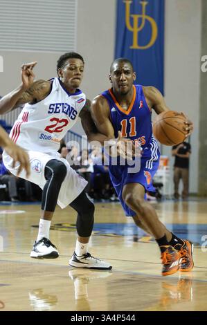 Dec. 28, 2014 - Newark, DE, États-Unis d'Amérique - Westchester Knicks Guard Langston Galloway (11) dribble devant le Delaware 87ers Guard Jamal Jones (22) dans la première moitié d'un match de basket-ball de saison régulière de la NBA d-League entre les Delaware 87ers et les Westchester Knicks (New York Knicks) dimanche 28 décembre 2014 au Bob Carpenter Sports convocation Center à Newark, DEL (crédit image : © Saquan Stimpson/ZUMA Wire) Banque D'Images