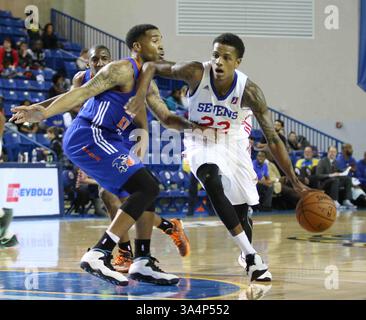 Dec. 28, 2014 - Newark, DE, États-Unis d'Amérique - le garde des 87ers du Delaware Jamal Jones (22) passe devant les Westchester Knicks Garde Markeith Cummings (14) défend dans la première moitié d'un match de basket-ball de saison régulière de la NBA d-League entre les 87ers du Delaware et les Knicks de Westchester (New York Knicks) dimanche 28, 2014 au Bob Carpenter Sports Convocation Center à Newark, DEL (crédit image : © Saquan Stimpson/ZUMA Wire) Banque D'Images