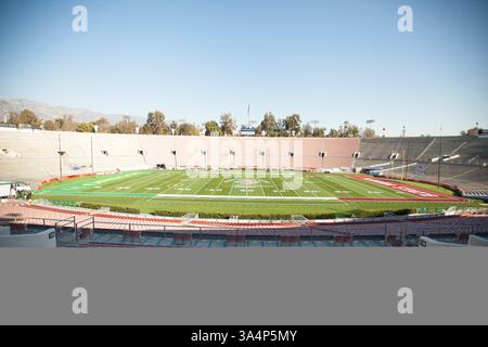 30 décembre 2014 Pasadena, CA...le terrain du Rose Bowl est peint et prêt à partir pour le 101e match du Rose Bowl présenté par Northwestern Mutual le jeudi 1er janvier 2015, CA. (Crédit obligatoire : Juan Lainez / MarinMedia.org / Cal Sport Media) (photographe complet, et crédit requis)(crédit image : © Juan Lainez / Marinmedia. Org / Cal Sport Media / Cal Sport Media / ZUMAPRESS.com) Banque D'Images
