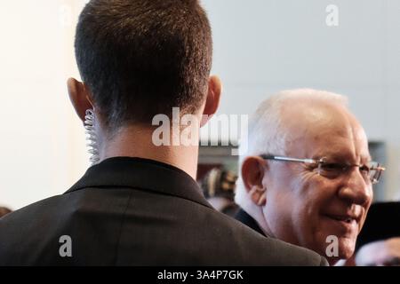 Dec. 30, 2014 - Jérusalem, Israël - le Président de l'Etat d'Israël, REUVEN RIVLIN, vu au-dessus de l'épaule d'un agent de sécurité à la résidence du Président. (Crédit image : © Nir Alon/ZUMA Wire) Banque D'Images