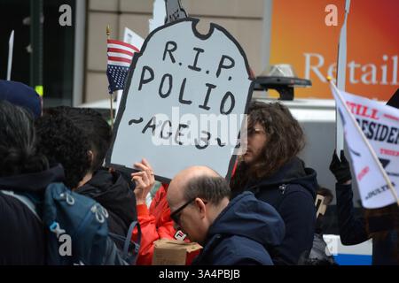 Manifestants avec de fausses pierres tombales lors d'un rassemblement Stop the Cuts contre DOGE dans Lower Manhattan. Banque D'Images