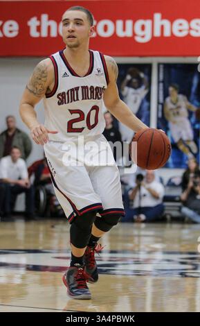 17 janv. 2015 - Moraga CA - Saint Mary's G # 20 Aaron Bright à mi-terrain regarde la défense de BYU pendant le match de basket-ball masculin de la NCAA entre les Cougars de BYU et la victoire des Gaels de Saint Mary's 82-77 au Mc Kean Pavilion Moraga Calif. (Crédit image : © Thurman James/Cal Sport Media/ZUMAPRESS.com) Banque D'Images