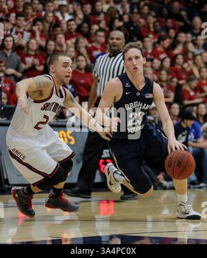 Jan 17 2015 - Moraga CA - BYU G # 23 Skyler Halford se dirige vers le cerceau alors que SMC # 20 Aaron Bright tente de le bloquer pendant le match de basket-ball masculin de la NCAA entre BYU Cougars et Saint Mary's Gaels 77-82 perdu au Mc Kean Pavilion Moraga Calif. (Crédit image : © Thurman James/Cal Sport Media/ZUMAPRESS.com) Banque D'Images