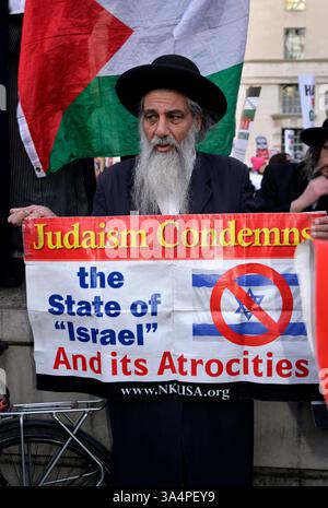 Un juif orthodoxe proteste contre le sionisme et l'action militaire continue d'Israël à Gaza. Whitehall, centre de Londres. 18 mars 2025. Banque D'Images