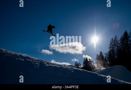 19 janvier 2015 - Kreischberg, Styrie, Autriche - un athlète non identifié participe à la qualification de snowboard Slopestyle aux Championnats du monde de ski freestyle et de snowboard 2015 à Kreischberg, Autriche, le 19 janvier 2015 (crédit image : © Christian Bruna/ZUMA Wire/ZUMAPRESS.com) Banque D'Images
