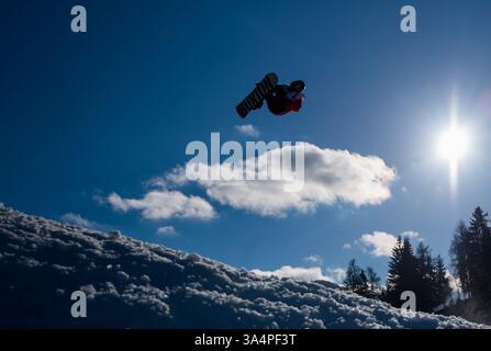19 janvier 2015 - Kreischberg, Styrie, Autriche - un athlète non identifié participe à la qualification de snowboard Slopestyle aux Championnats du monde de ski freestyle et de snowboard 2015 à Kreischberg, Autriche, le 19 janvier 2015 (crédit image : © Christian Bruna/ZUMA Wire/ZUMAPRESS.com) Banque D'Images