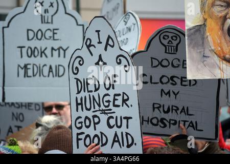Manifestants avec de fausses pierres tombales lors d'un rassemblement Stop the Cuts contre DOGE dans Lower Manhattan. Banque D'Images