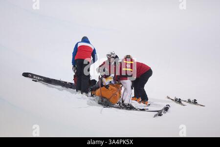 22 janvier 2015 - Kreischberg, Styrie, Autriche - Anais Caradeux, de France, s'est écrasé après s'être écrasé lors de la Halfpipe féminine de ski acrobatique du Championnat du monde FIS de ski acrobatique et de snowboard 2015 le 22 janvier 2015 à Kreischberg, Autriche. (Crédit image : © Christian Bruna/ZUMA Wire/ZUMAPRESS.com) Banque D'Images