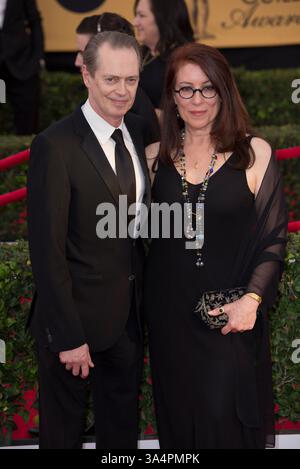 Jan 25, 2015 - Los Angeles, Californie, États-Unis - L'acteur STEVE BUSCEMI (l) et le réalisateur JO ANDRES sur le tapis rouge lors des arrivées pour la 21e cérémonie des Screen Actors Guild Awards qui s'est tenue au Shrine Auditorium. (Crédit image : © Leonard Ortiz/ZUMA Wire/ZUMApress.com) Banque D'Images
