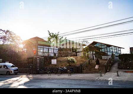 Une vue sur le Rock Viewpoint au Laos, avec une architecture unique et une vue panoramique. Cette image capture le charme et la tranquillité de la locati Banque D'Images