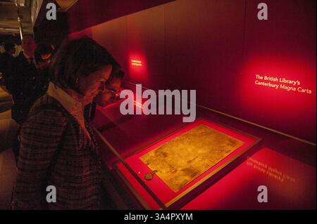 Février 2, 2015 - Royaume-Uni, Royaume-Uni - British Library soirée lancement VIP de leur spectacle Magna Carta . Célébration des 800 ans de la Magna Carta marquée par l'affichage de 4 exemplaires originaux du document historique pour la première fois. (Crédit image : © Nick Cunard/ZUMA Wire) Banque D'Images