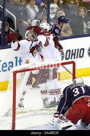 03 février 2015 ; le centre des Coyotes de l’Arizona Brendan Shinnimin (à gauche) célèbre le but de l’aile gauche Lucas Lessio (à droite) en première période du match de la LNH entre les Coyotes de l’Arizona et les Blue Jackets de Columbus au Nationwide Arena de Columbus, OHIO. (Crédit image : © Aaron Doster/Cal Sport Media/ZUMAPRESS.com) Banque D'Images
