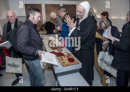 Feb 3, 2015 - Royaume-Uni, Royaume-Uni - British Library Magna Carta unification. Célébration du 800e anniversaire de la Magna Carta marquée par l’affichage des 4 documents originaux ensemble pour la première fois. Des exemplaires proviennent de Salisbury, des cathédrales de Lincoln et de la British Library. Les visiteurs ont reçu un certificat scellé ciré avec leurs noms gravés à la main dans le style « médiéval ». ..1215 personnes ont assisté à la journée tirées des bulletins de vote de 45000 de partout dans le monde. La Magna Carta est toujours considérée comme un document extrêmement important consacrant la loi comme souveraine et protégeant ainsi contre la tyrannie des dirigeants et de M. Banque D'Images