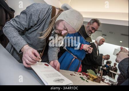 Feb 3, 2015 - Royaume-Uni, Royaume-Uni - British Library Magna Carta unification. Célébration du 800e anniversaire de la Magna Carta marquée par l’affichage des 4 documents originaux ensemble pour la première fois. Des exemplaires proviennent de Salisbury, des cathédrales de Lincoln et de la British Library. Les visiteurs ont reçu un certificat scellé ciré avec leurs noms gravés à la main dans le style « médiéval ». ..1215 personnes ont assisté à la journée tirées des bulletins de vote de 45000 de partout dans le monde. La Magna Carta est toujours considérée comme un document extrêmement important consacrant la loi comme souveraine et protégeant ainsi contre la tyrannie des dirigeants et de M. Banque D'Images
