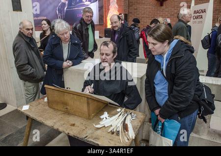 Feb 3, 2015 - Royaume-Uni, Royaume-Uni - British Library Magna Carta unification. Célébration du 800e anniversaire de la Magna Carta marquée par l’affichage des 4 documents originaux ensemble pour la première fois. Des exemplaires proviennent de Salisbury, des cathédrales de Lincoln et de la British Library. Les visiteurs ont reçu un certificat scellé ciré avec leurs noms gravés à la main dans le style « médiéval ». ..1215 personnes ont assisté à la journée tirées des bulletins de vote de 45000 de partout dans le monde. La Magna Carta est toujours considérée comme un document extrêmement important consacrant la loi comme souveraine et protégeant ainsi contre la tyrannie des dirigeants et de M. Banque D'Images