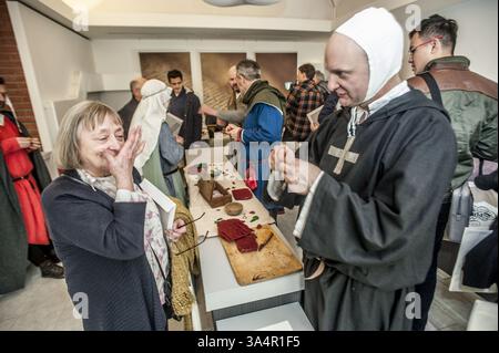 Feb 3, 2015 - Royaume-Uni, Royaume-Uni - British Library Magna Carta unification. Célébration du 800e anniversaire de la Magna Carta marquée par l’affichage des 4 documents originaux ensemble pour la première fois. Des exemplaires proviennent de Salisbury, des cathédrales de Lincoln et de la British Library. ..1215 personnes ont assisté à la journée tirées des bulletins de vote de 45000 de partout dans le monde. La Magna Carta est toujours considérée comme un document extrêmement important consacrant la loi comme souveraine et protégeant ainsi contre la tyrannie des dirigeants et la domination de la foule. ..cet événement vient avant les expositions de suivi au printemps regardant l'héritage de la Magna Banque D'Images