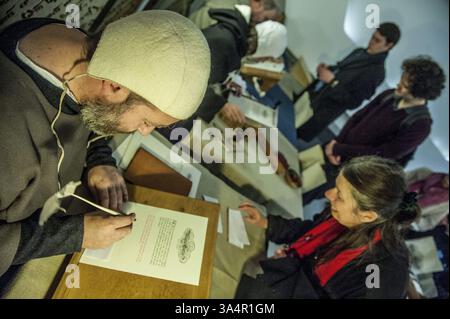 Feb 3, 2015 - Royaume-Uni, Royaume-Uni - British Library Magna Carta unification. Célébration du 800e anniversaire de la Magna Carta marquée par l’affichage des 4 documents originaux ensemble pour la première fois. Des exemplaires proviennent de Salisbury, des cathédrales de Lincoln et de la British Library. Les visiteurs ont reçu un certificat scellé ciré avec leurs noms gravés à la main dans le style « médiéval ». ..1215 personnes ont assisté à la journée tirées des bulletins de vote de 45000 de partout dans le monde. La Magna Carta est toujours considérée comme un document extrêmement important consacrant la loi comme souveraine et protégeant ainsi contre la tyrannie des dirigeants et de M. Banque D'Images