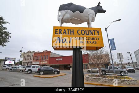 4 février 2015 - Stephenville, TX, USA - cette statue sur la pelouse du palais de justice commémore l'Erath Co. L'équipe de juges Dairy, championne nationale 1997. La scène dans et autour de Stephenville, Texas va changer lorsque la sélection du jury dans le procès pour meurtre capital d'Eddie Routh, qui est accusé d'avoir tué l'auteur américain Chris Kyle, et Chad Littlefield en février 2013 dans un champ de tir du comté d'Erath, commence le jeudi 5 février à Stephenville. (Crédit image : © Paul Moseley/TNS/ZUMA Wire) Banque D'Images