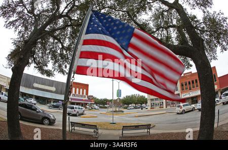 Feb 4, 2015 - Stephenville, TX, USA - Un drapeau américain flotte sur la pelouse du palais de justice, regardant les boutiques sur la place de la ville, le 4 février 2015 à Stephenville, Texas. La sélection du jury dans le procès pour meurtre capital d'Eddie Routh, accusé du meurtre de l'auteur américain Chris Kyle, et Chad Littlefield en février 2013 dans un champ de tir du comté d'Erath, commence jeudi à Stephenville. (Crédit image : © Paul Moseley/TNS/ZUMA Wire) Banque D'Images