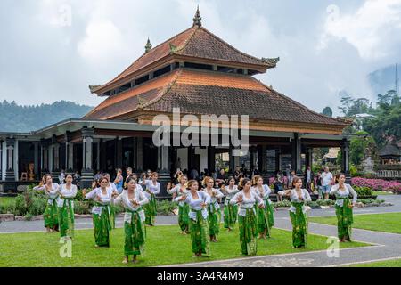 Cérémonie de danse au temple Pura Ulundanu Beratan, Bali, Indonésie Banque D'Images