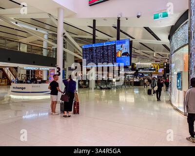 Une vue de la zone de départ à l'intérieur du terminal international de l'aéroport de Sydney Kingsford Smith avec les voyageurs et les commodités de l'aéroport. Banque D'Images
