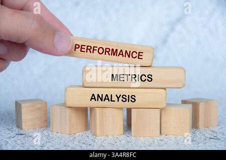 Texte d'analyse des métriques de performance sur les blocs de bois. Concept commercial stratégique. Banque D'Images