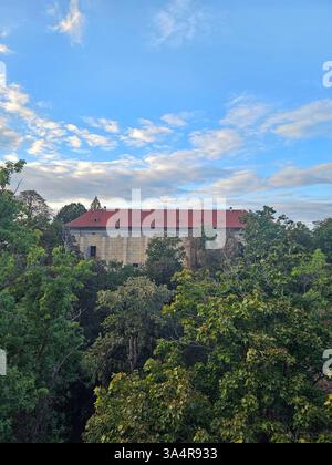 Une vue depuis le château de Prague montrant l'arrière de la salle de bal, avec son architecture historique entourée de verdure et d'espaces ouverts. Banque D'Images