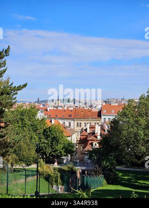 Une vue panoramique depuis la colline de Petřín, mettant en valeur la superbe skyline de Prague, les toits historiques et les monuments qui s'étendent à l'horizon. Banque D'Images