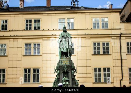 Monument Charles IV à Prague, une statue de bronze détaillée honorant le Saint empereur romain germanique, sur fond architectural historique. Banque D'Images
